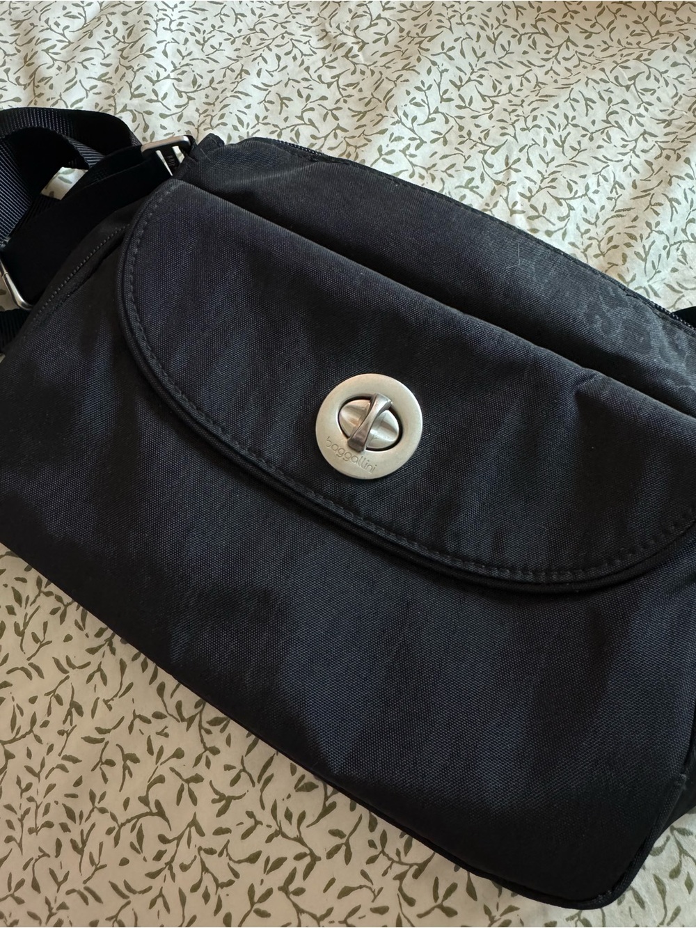 Baggallini Black Crossbody Bag with Turn-Lock Closure
